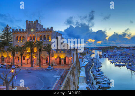 Isole Baleari, Municipio di Ciutadella, città, paesaggio, Menorca, Isola, Spagna, Europa, molla, architettura, barche, colorato Foto Stock