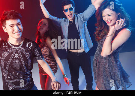 Giovani uomini e donne ballare nel bar Foto Stock