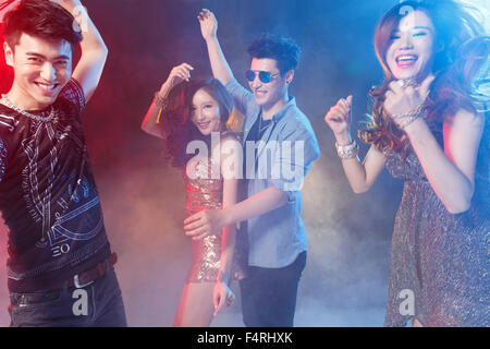 Giovani uomini e donne ballare nel bar Foto Stock