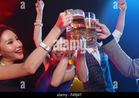 Giovani uomini e donne drink al bar Foto Stock