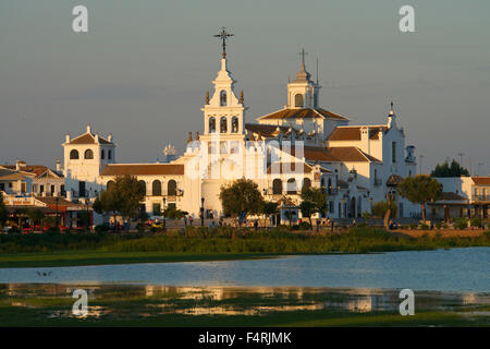 Andalusia, Spagna, Europa, fuori, giorno El Rocio, Parque Natural de Donana, Santuario de la Virgen del Rocio, chiesa, edificio, Foto Stock