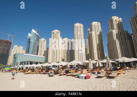 Vista della skyline di grattacieli moderni e spiaggia a JBR area del quartiere Marina di Dubai Emirati Arabi Uniti Foto Stock