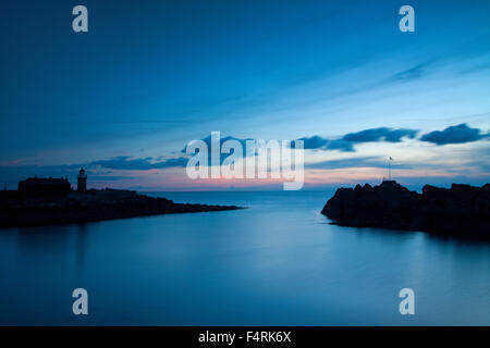 Portpatrick Harbour e del faro al tramonto, Portpatrick, Dumfries and Galloway Foto Stock