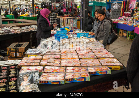 Stallo del mercato di vendita gioielli asiatico, mercato di Leicester, Leicester, England, Regno Unito Foto Stock