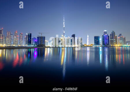 Vista notturna di Burj Khalifa e Creek a New Business Bay quartiere di Dubai Emirati Arabi Uniti Foto Stock