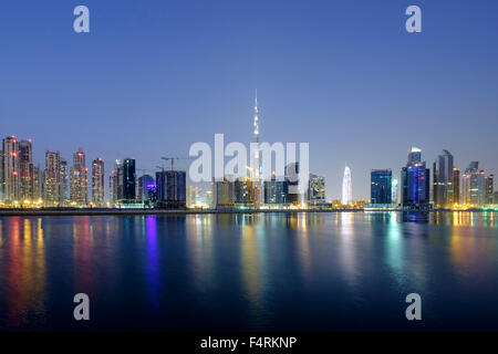 Vista notturna di Burj Khalifa e Creek a New Business Bay quartiere di Dubai Emirati Arabi Uniti Foto Stock