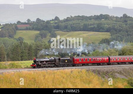 Treno a vapore LMS Giubileo Classe Leander 45690 sull'accontentarsi di Carlisle linea ferroviaria vicino Lazonby, Eden Valley, Cumbria, Regno Unito. Foto Stock