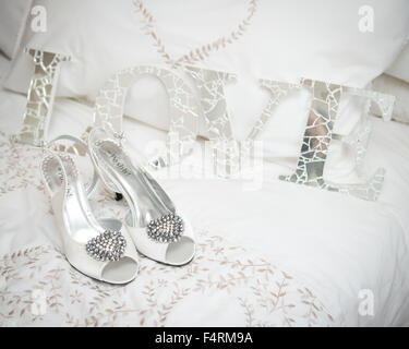 Amore lettere in mirroring con scarpe spose prima del matrimonio Foto Stock