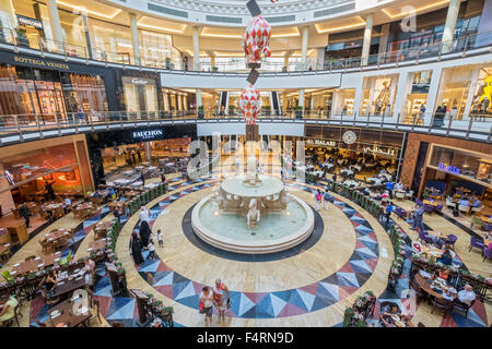 Interno di atrium con il cibo ai tribunali e high end boutique di moda al Mall of Emirates a Dubai Emirati Arabi Uniti Foto Stock