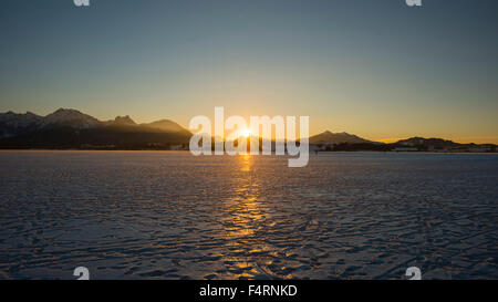 Atmosfera serale, Algovia, ghiaccio, coperte, Hopfensee, neve, Tramonto, inverno, si è bloccato Foto Stock