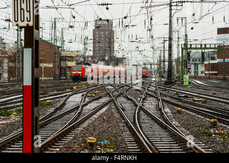 Al di fuori, stradali, ferroviarie, stazione ferroviaria, il traffico stradale, Germania, ingresso, ferrovia, Europa, catenarie ferroviarie, linee ferroviarie, t Foto Stock