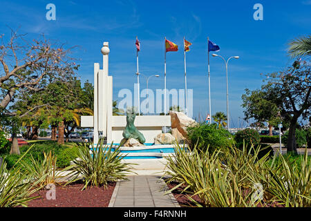 Europa Spagna Alicante, Valencia, Denia, Plaza del Oculista Buigues, rotatoria, street view, alberi, pozzi, veicoli, navi, Foto Stock