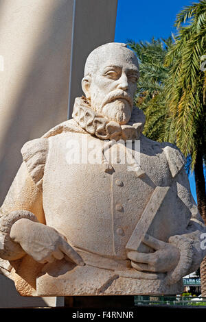 Europa Spagna Alicante, Valencia, Denia, Plaza del Oculista Buigues, rotonda, palme, monumento, busto Miguel de Cervantes, mon Foto Stock