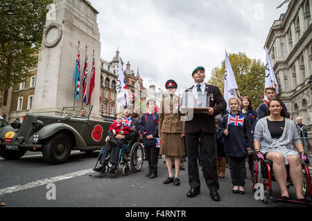 Londra, Regno Unito. 22 ottobre, 2015. Royal British Legion appello di papavero lancio annuale con sfilata passando attraverso Londra incluso il Cenotafio ed erogare i primi semi di papavero al Primo Ministro David Cameron a Downing Street Credit: Guy Corbishley/Alamy Live News Foto Stock