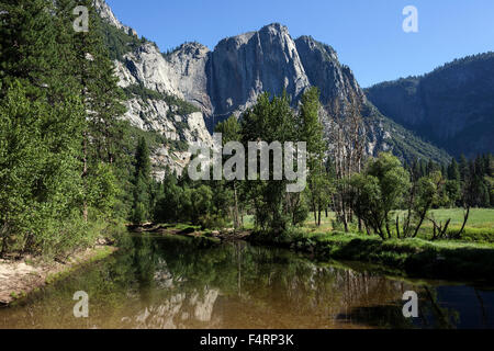 Merced River, Yosemite Point e Yosemite superiore cadono dietro, Yosemite Valley, Yosemite National Park, California, Stati Uniti d'America Foto Stock