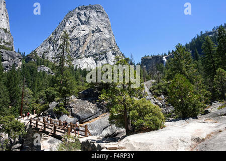 Il sentiero di smeraldo piscina, il ponte sul fiume Merced davanti, Liberty Cap dietro, Yosemite National Park, STATI UNITI D'AMERICA Foto Stock