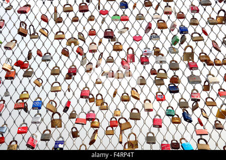 Amore blocca appeso sulla griglia metallica, Heiligenhafen pier, Schleswig-Holstein, Germania Foto Stock