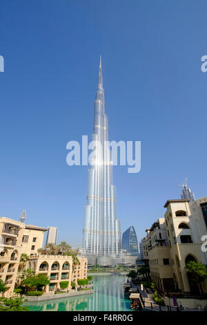 Vista del Burj Khalifa grattacielo , mondo grattacielo più alto del lago e in Dubai Emirati Arabi Uniti Foto Stock