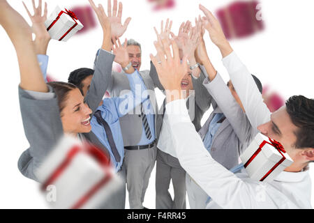 Immagine composita della gente di affari alzando le braccia Foto Stock