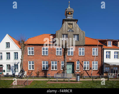 Antica e storica casa in legno e muratura nel vecchio porto storico, di Tönning, Schleswig-Holstein, Germania, Europa Foto Stock