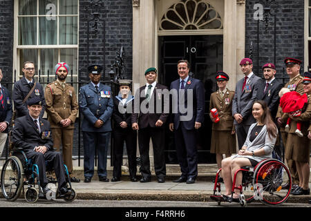 Londra, Regno Unito. 22 ottobre, 2015. Royal British Legion appello di papavero lancio annuale con sfilata passando attraverso Londra consegnando la prima di papavero al Primo Ministro David Cameron a Downing Street Credit: Guy Corbishley/Alamy Live News Foto Stock