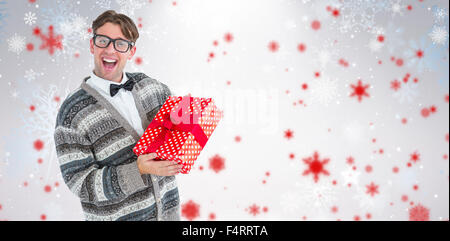 Immagine composita di felice geeky hipster con la giacca di lana tenendo presente Foto Stock