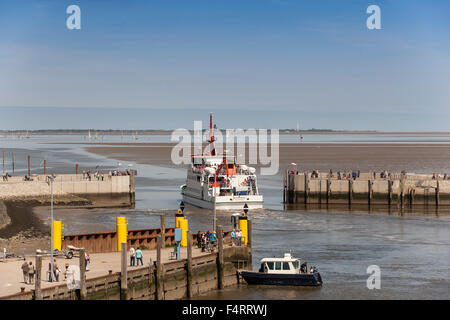 Nave traghetto Spiekeroog io, foglie, Porto, porto, Neuharlingersiel, East Friesland, Bassa Sassonia, Germania, Foto Stock