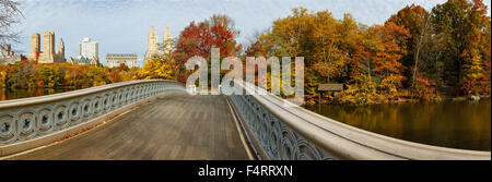 Panoramica di Central Park in autunno gli alberi dal ponte di prua con vista di Manhattan Upper West Side di edifici. Rientrano in New York Foto Stock