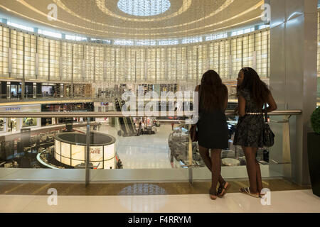 Interno del fashion Avenue atrio al Centro Commerciale Dubai Emirati Arabi Uniti Foto Stock