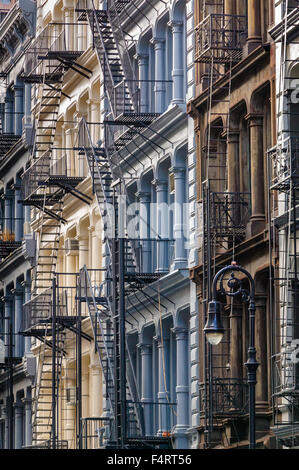 Soho Ghisa facciate con fuoco sfugge, Manhattan, New York City. Foto Stock