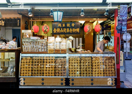 Cibo tradizionale negozio il Nakamise Shopping Street al Santuario di Sensoji nel quartiere di Asakusa di Tokyo Giappone Foto Stock