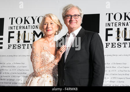 Tokyo, Giappone. 22 ottobre, 2015. (L a R) British attrice Helen Mirren e direttore Simon Curtis British del filmato DONNA IN ORO rappresentano per le telecamere durante la fase di apertura del tappeto rosso per la ventottesima Tokyo International Film Festival (TIFF) a Roppongi Hills Arena il 22 ottobre 2015, Tokyo, Giappone. Il Festival del Film verranno eseguiti attraverso fino a sabato 31 ottobre. Credito: Rodrigo Reyes Marin/AFLO/Alamy Live News Foto Stock