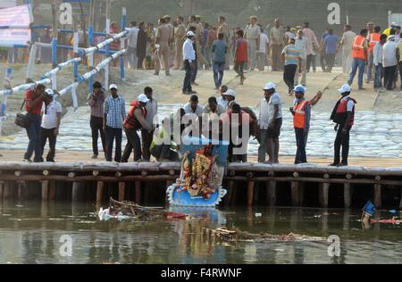 Di Allahabad, Uttar Pradesh, India. 22 ottobre, 2015. Di Allahabad: devoto indù immergere la dea Durga idolo in un stagno vicino Sangam, alla confluenza del fiume Yamuna Ganga e mitologiche Saraswati in occasione di Vijay Dashmi celebrazione festival di Dussehra durante la celebrazione in Allahabad su 22-10-2015. foto di prabhat kumar verma Credito: Prabhat Kumar Verma/ZUMA filo/Alamy Live News Foto Stock