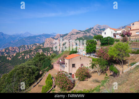 Paesaggio rurale, piccole abitazioni in montagna. Piana, Sud Corsica, Francia Foto Stock