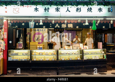 Cibo tradizionale negozio il Nakamise Shopping Street al Santuario di Sensoji nel quartiere di Asakusa di Tokyo Giappone Foto Stock