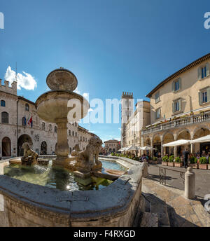 L'Italia, Europa, Assisi, Umbria, Piazza del Comune, villaggio, acqua, molla, persone, fontana, Foto Stock