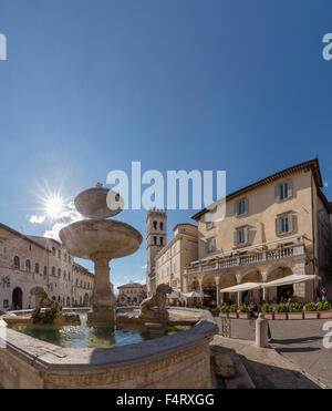 L'Italia, Europa, Assisi, Umbria, Piazza del Comune, villaggio, acqua, molla, persone, fontana, Foto Stock