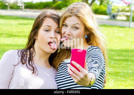 Le ragazze prendendo un divertente selfie Foto Stock