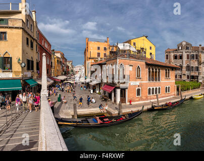 L'Italia, Europa, Venezia, Venezia, Veneto, Rio Tera San Leonardo, Cannaregio, villaggio, acqua, estate, persone Foto Stock