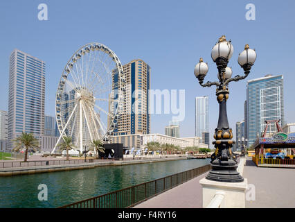 Vista di Eye of the Emirates ruota panoramica Ferris e Al Qasba entertainment district in Sharjah Emirati Arabi Uniti Foto Stock