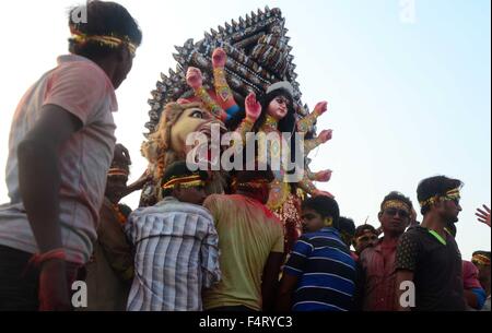 Di Allahabad, Uttar Pradesh, India. 22 ottobre, 2015. Di Allahabad: Devoto Hindu portano la dea Durga idolo di immergersi in un laghetto nei pressi Sangam, alla confluenza del fiume Yamuna Ganga e mitologiche Saraswati in occasione di Vijay Dashmi celebrazione festival di Dussehra durante la celebrazione in Allahabad su 22-10-2015. foto di prabhat kumar verma Credito: Prabhat Kumar Verma/ZUMA filo/Alamy Live News Foto Stock