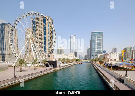 Vista di Eye of the Emirates ruota panoramica Ferris e Al Qasba entertainment district in Sharjah Emirati Arabi Uniti Foto Stock