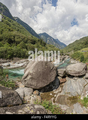 La Svizzera, Europa, Lavertezzo, Ticino, Fiume, enormi massi, Valle Verzasca, paesaggio, acqua, estate, montagne, colline, clo Foto Stock