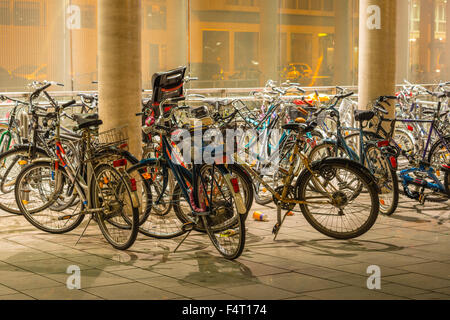 Le biciclette parcheggiate, luci, illuminazione, Breslau, Germania, Europa, noleggio auto, biciclette, moto, Colonia, Colonia centra Foto Stock