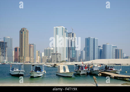 Il giorno dello skyline di alto e moderno appartamento immobili in Sharjah Emirati Arabi Uniti Foto Stock