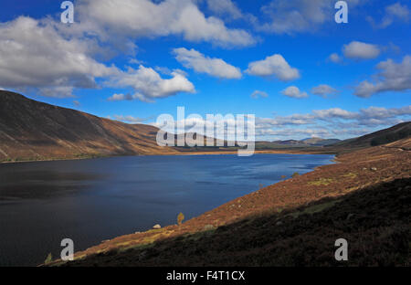 Una vista di Loch Muick nel Parco Nazionale di Cairngorms vicino a Ballater, Aberdeenshire, Scotland, Regno Unito. Foto Stock
