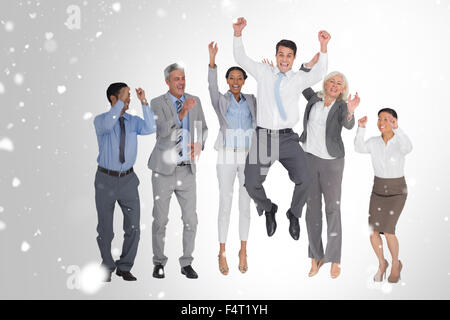 Immagine composita della gente di affari il tifo in office Foto Stock