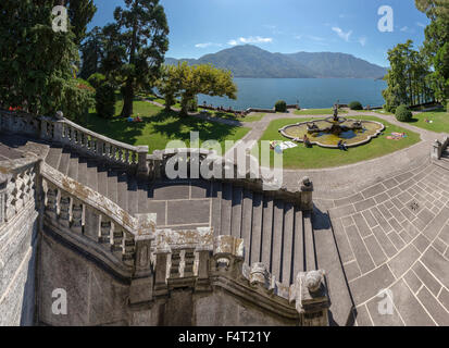 L'Italia, Europa, Tremezzina, Lombardia, Lombardia, Park Shore, Lago di Como, paesaggio, acqua, alberi, estate, Montagne, Lago, persone Foto Stock