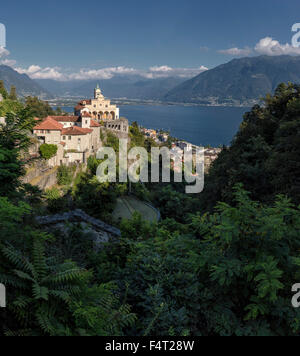 La Svizzera, Europa, Locarno, Ticino, Santuario Madonna del Sasso, Lago Maggiore, Chiesa, il monastero, acqua, alberi, estate, moun Foto Stock