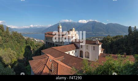 La Svizzera, Europa, Locarno, Ticino, Santuario Madonna del Sasso, Lago Maggiore, Chiesa, il monastero, acqua, alberi, estate, moun Foto Stock